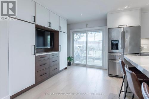 523 Corbin Court, Mississauga, ON - Indoor Photo Showing Kitchen