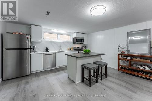 523 Corbin Court, Mississauga, ON - Indoor Photo Showing Kitchen