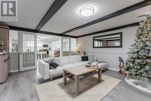 523 Corbin Court, Mississauga, ON - Indoor Photo Showing Living Room