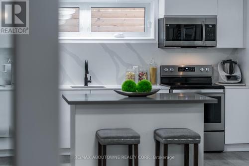 523 Corbin Court, Mississauga, ON - Indoor Photo Showing Kitchen