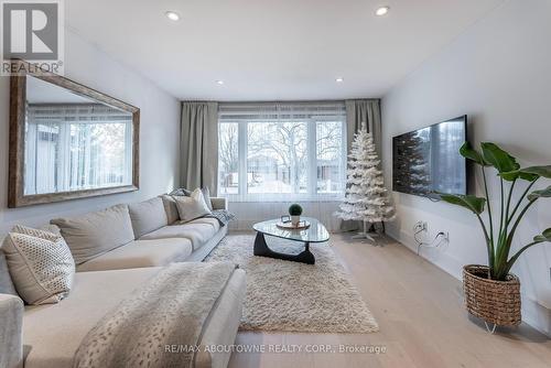 523 Corbin Court, Mississauga, ON - Indoor Photo Showing Living Room