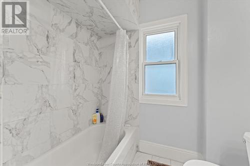 1353 Mckay, Windsor, ON - Indoor Photo Showing Bathroom