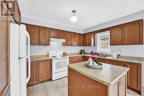 39 Fallmeadow Circle, Brampton, ON - Indoor Photo Showing Kitchen With Double Sink