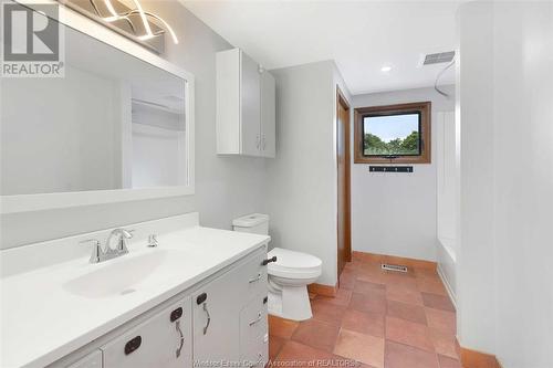 23 Argyle, Chatham, ON - Indoor Photo Showing Bathroom