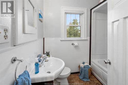 1625 Mersea Rd 6, Leamington, ON - Indoor Photo Showing Bathroom