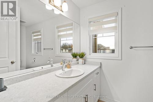 30 Damude Avenue, Thorold, ON - Indoor Photo Showing Bathroom