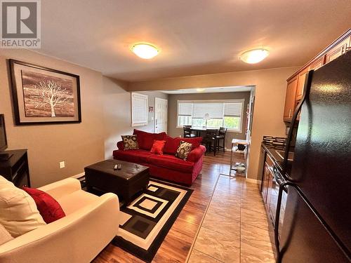 946 Redstone Drive, Rossland, BC - Indoor Photo Showing Living Room