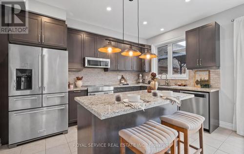 189 Douglas Kemp Crescent, Clarington (Bowmanville), ON - Indoor Photo Showing Kitchen With Upgraded Kitchen