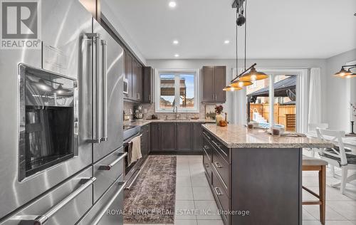 189 Douglas Kemp Crescent, Clarington (Bowmanville), ON - Indoor Photo Showing Kitchen With Upgraded Kitchen