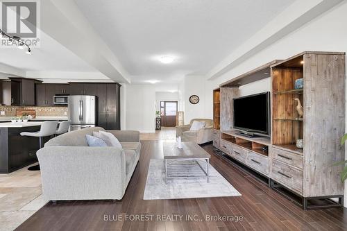 1776 Green Gables Road, London, ON - Indoor Photo Showing Living Room