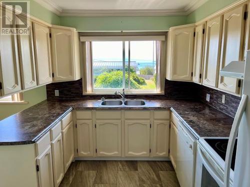 4046 Joyce Ave, Powell River, BC - Indoor Photo Showing Kitchen With Double Sink