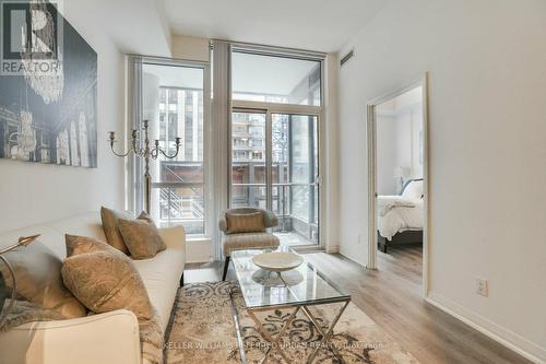 212 - 8 Mercer Street, Toronto, ON - Indoor Photo Showing Living Room