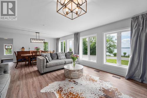 183 Lake Drive N, Georgina, ON - Indoor Photo Showing Living Room