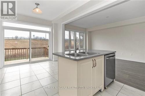 224 Esther Crescent, Thorold (562 - Hurricane/Merrittville), ON - Indoor Photo Showing Kitchen With Double Sink