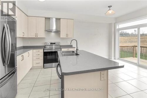 224 Esther Crescent, Thorold (562 - Hurricane/Merrittville), ON - Indoor Photo Showing Kitchen With Double Sink