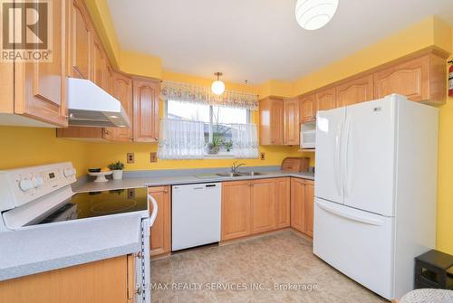 47 Durham Crescent, Brampton, ON - Indoor Photo Showing Kitchen With Double Sink