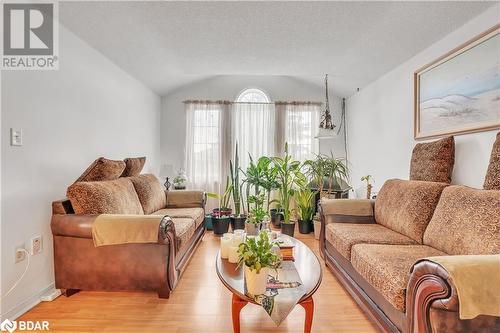 1 Farmstead Crescent, Barrie, ON - Indoor Photo Showing Living Room