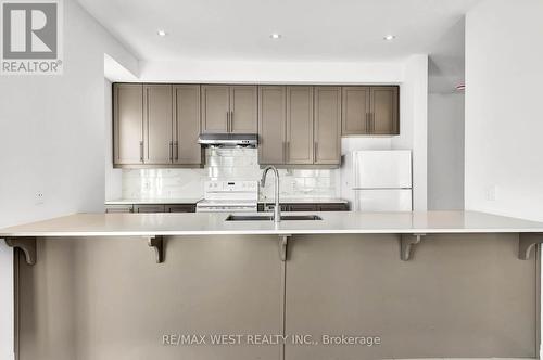 104 - 30 Time Square Boulevard, Hamilton, ON - Indoor Photo Showing Kitchen