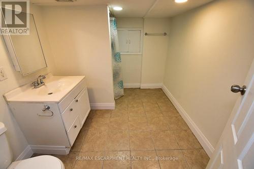 64 Crooks Street, Hamilton, ON - Indoor Photo Showing Bathroom