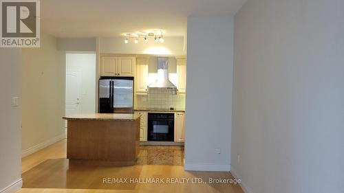 414 - 77 Mcmurrich Street, Toronto, ON - Indoor Photo Showing Kitchen