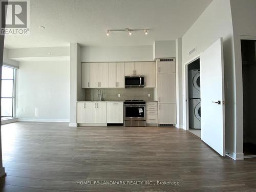 326 - 4055 Parkside Village Drive, Mississauga, ON - Indoor Photo Showing Kitchen