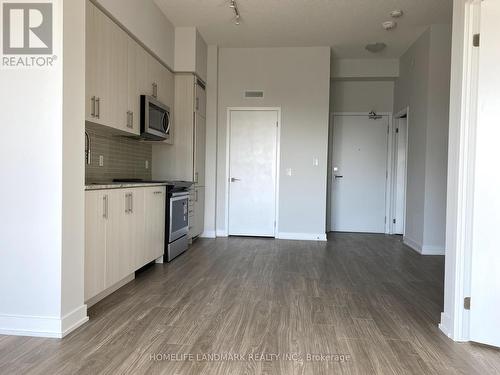 326 - 4055 Parkside Village Drive, Mississauga, ON - Indoor Photo Showing Kitchen