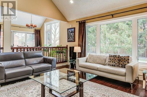 610 Stonebury Crescent, Waterloo, ON - Indoor Photo Showing Living Room