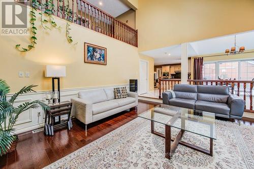 610 Stonebury Crescent, Waterloo, ON - Indoor Photo Showing Living Room