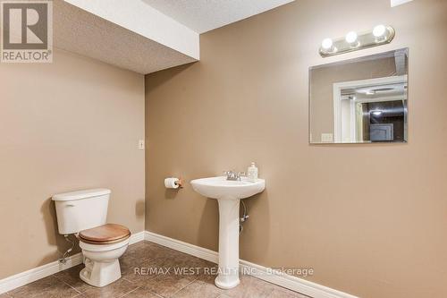 610 Stonebury Crescent, Waterloo, ON - Indoor Photo Showing Bathroom