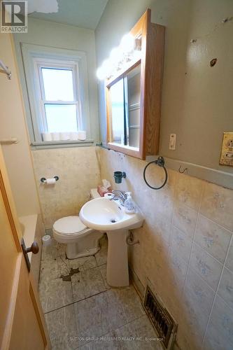 56 Orchard Street, London, ON - Indoor Photo Showing Bathroom