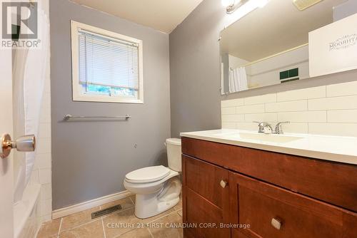 1002 Lawson Road, London, ON - Indoor Photo Showing Bathroom