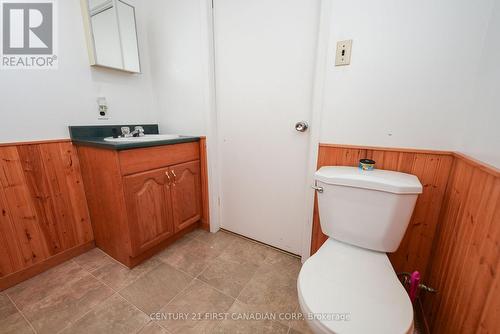 1002 Lawson Road, London, ON - Indoor Photo Showing Bathroom