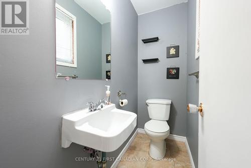 1002 Lawson Road, London, ON - Indoor Photo Showing Bathroom