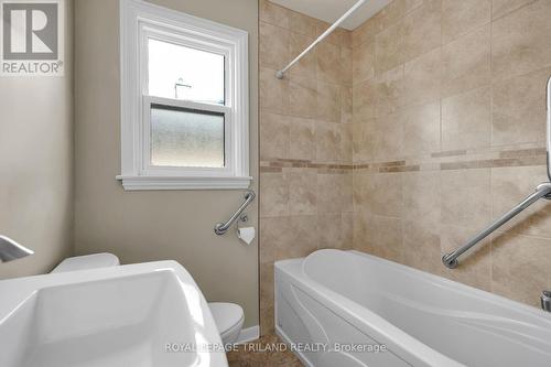 Main Level - 4 Piece Bathroom - 349 Malcolm Street, London, ON - Indoor Photo Showing Bathroom