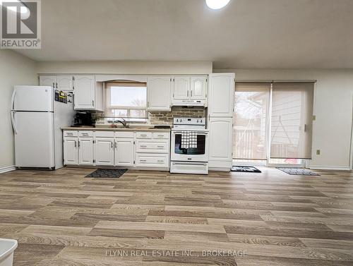 1399 Phillips Street, Fort Erie (334 - Crescent Park), ON - Indoor Photo Showing Kitchen