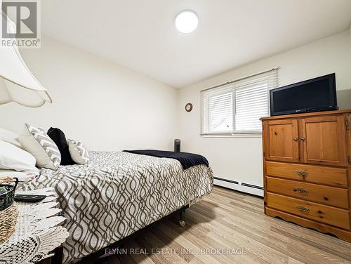 1399 Phillips Street, Fort Erie (334 - Crescent Park), ON - Indoor Photo Showing Bedroom