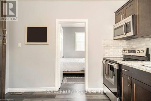 1 - 6413 Frederica Street, Niagara Falls (215 - Hospital), ON - Indoor Photo Showing Kitchen