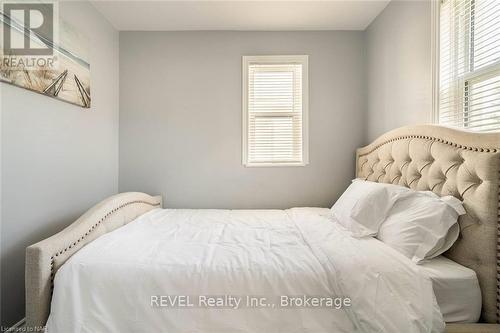 1 - 6413 Frederica Street, Niagara Falls (215 - Hospital), ON - Indoor Photo Showing Bedroom