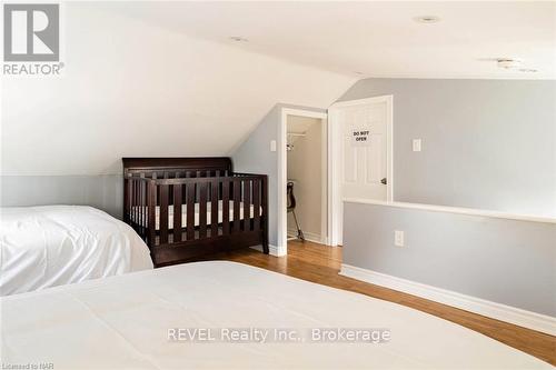 1 - 6413 Frederica Street, Niagara Falls (215 - Hospital), ON - Indoor Photo Showing Bedroom