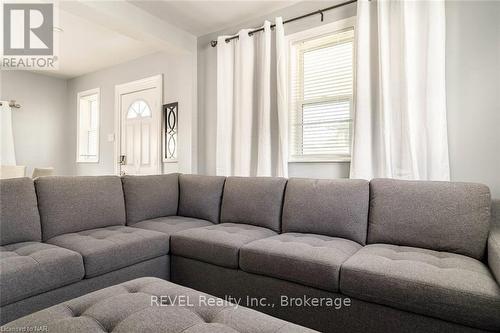 1 - 6413 Frederica Street, Niagara Falls (215 - Hospital), ON - Indoor Photo Showing Living Room