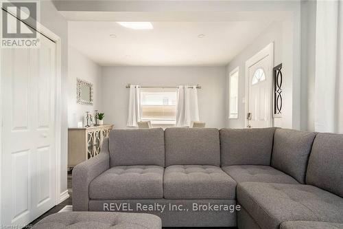 1 - 6413 Frederica Street, Niagara Falls (215 - Hospital), ON - Indoor Photo Showing Living Room