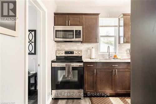 1 - 6413 Frederica Street, Niagara Falls (215 - Hospital), ON - Indoor Photo Showing Kitchen