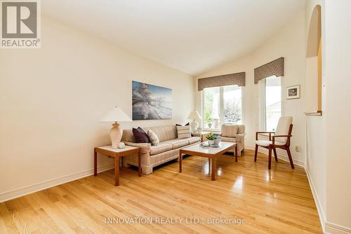 8 Nighthawk Crescent, Ottawa, ON - Indoor Photo Showing Living Room