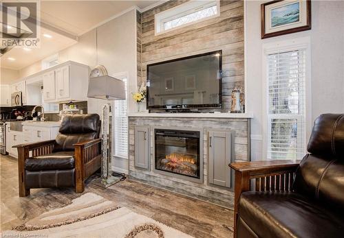 580 Beaver Creek Road Unit# 175, Waterloo, ON - Indoor Photo Showing Living Room With Fireplace