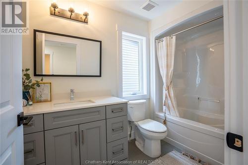 128 Landings Pass, Chatham, ON - Indoor Photo Showing Bathroom