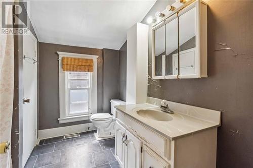 140 St Vincent Street, Sarnia, ON - Indoor Photo Showing Bathroom