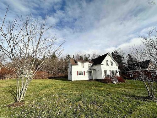 6 Lake Road, Sheet Harbour, NS 