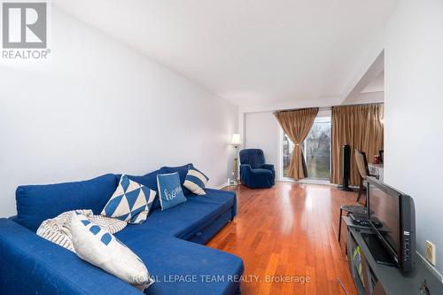 74 Royal Field Crescent, Ottawa, ON - Indoor Photo Showing Living Room