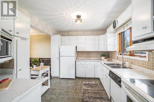 84 Dewar Avenue, Mcnab/Braeside, ON - Indoor Photo Showing Kitchen With Double Sink