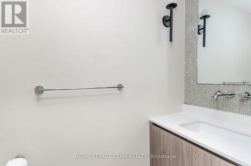 B - 13 Fifth Avenue, Ottawa, ON - Indoor Photo Showing Bathroom